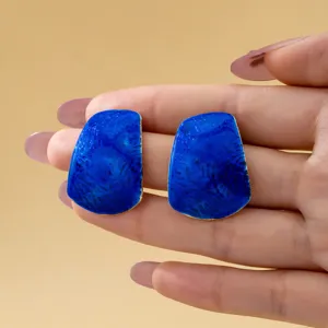 Nahaufnahme Detail der blauen unregelmäßigen Trapez-Emailleschmuck Ohrstecker mit glänzender Glasur.