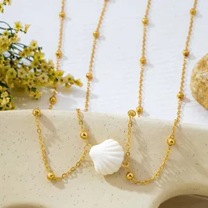 Böhmische goldene Perlen-Körperkette mit weißem Muschelanhänger ideal für Strandurlaub.