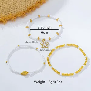 Vue détaillée de l'ensemble de bracelets de perles bohèmes de plage d'été avec coquillage.