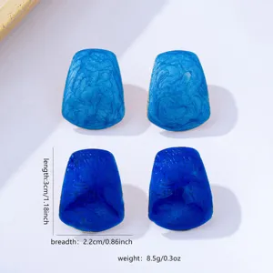 Minimalistische unregelmäßige trapezförmige blaue Emailleschmuck Ohrringe für Damen elegant.