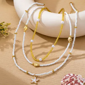 Collier de perles multicouche style plage d'été avec étoile de mer et coquillages.