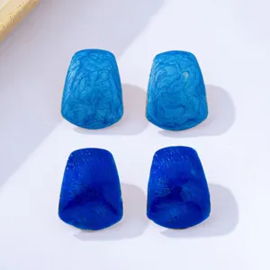 Minimalistische unregelmässige blaue Emaille Ohrstecker für Damen, schicke Pendler Accessoires.