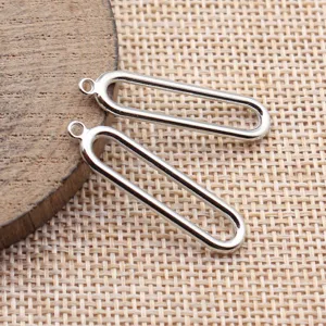 Nahaufnahme Detailansicht silberner hohler ovaler geometrischer DIY Schmuck Metall Anhänger.