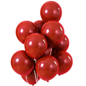 Granaatappelrode latex ballon detailopname, close-up van glanzende huwelijksfeest decoratie ballonnen