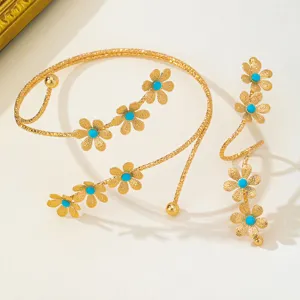 Conjunto de pulsera y brazalete de flores doradas bohemias con núcleo de piedra azul playa.