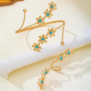 Conjunto de brazalete y pulsera floral boho dorada con detalles turquesa chic style.