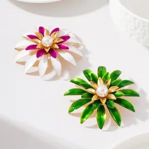 Vue détaillée de la broche fleur multicouche en émail français avec perle, accessoire.