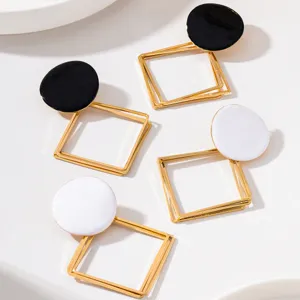 Boucles d'oreilles géométriques creuses en métal losange avec pendentifs ronds noir et blanc chic.