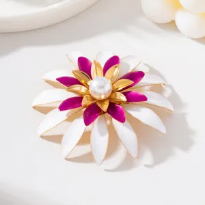 Gros plan d'une broche fleur en émail de style français avec des pétales multicouches.