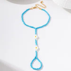 Blaue Perlen Gänseblümchen Fußkettchen Fußschmuck im Böhmen Stil Detailansicht Strand.