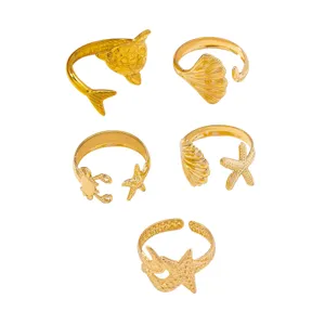 Conjunto de anillos de dedo dorados estilo océano con lindos diseños de estrella de mar y concha.
