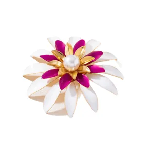 Broche fleur multicouche en émail style français avec perle, accessoire bijou été élégant