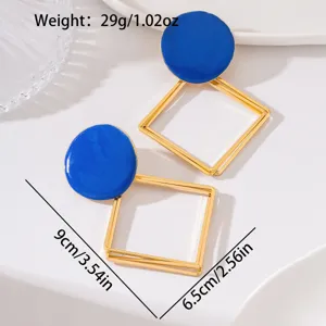 Boucles d'oreilles longues pendantes émail bleu géométriques losange chic vue de détail.