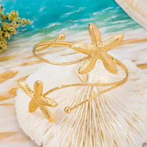 Wunderschöner doppelter Seestern offener Armreif, goldene Strandurlaub Statement Schmuck.