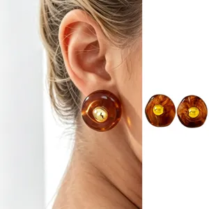 Französische Vintage Harz Schildpatt runde Ohrstecker mit goldener Metallkugel für Damen.