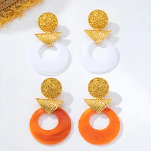 Boucles d'oreilles rondes creuses en resine vintage avec clous geometriques en metal dores