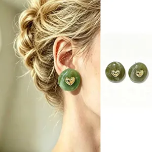 Französische Retro grüne marmorierte Harz Ohrringe mit goldenem Herz Metall, elegant und schick.