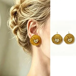 Französische Vintage marmorierte Harz runde Metall Herz Ohrstecker Detailansicht chic