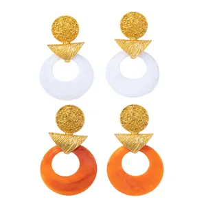 Boucles d'oreilles pendantes en résine ambre style rétro vintage pour femmes élégantes.