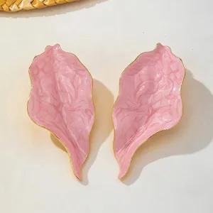 Orecchini a lobo grandi foglie lucide retrò astratte, motivo marmo rosa con bordo dorato.