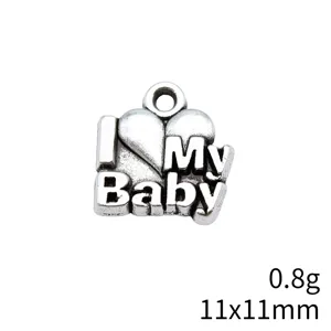 Gros plan du charm pendentif en métal argenté antique love baby, petit accessoire de bijoux.