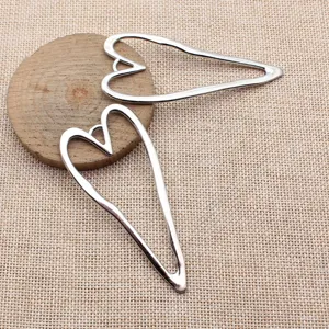 Silberfarbener hohler Herz Metallanhänger DIY Schmuck Zubehör Material stilvoller Charme.