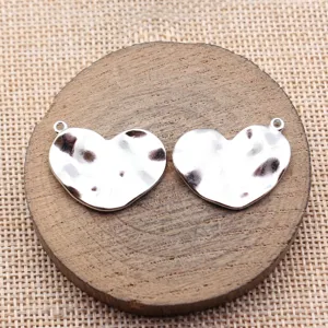 Gehämmertes unregelmäßiges Wellen Herz Metall Anhänger Detailbild, silberner DIY Schmuck