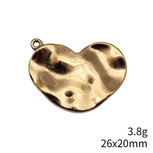 Goldener gehämmerter welliger Herzanhänger, unebener Metallschmuck 26x20mm für DIY Basteln.