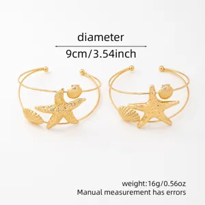 Bracciale da braccio aperto estivo dorato con design a stella marina e conchiglia.