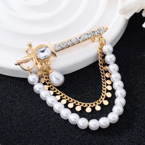 Vue de detail broche epee doree strass fausses perles double chaine accessoire mode.