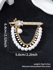 Broche épée dorée avec strass scintillants, perles d'imitation et double chaînes pour tous les jours.