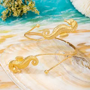 Goldenes Seepferdchen Armreif Detailansicht, elegante offene Armspange fuer Sommer Strand Urlaub.