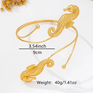 Goldfarbene Seepferdchen Armreif Armband Detailansicht mit einzigartigem Tiermotiv Design.