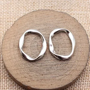 Nahaufnahme silberner unregelmässiger verdrehter geometrischer Oval Ring DIY Schmuck.