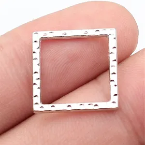 Silberner gehämmerter geometrischer quadratischer Hohlrahmen-Anhänger im Detail, ideal zum Basteln.