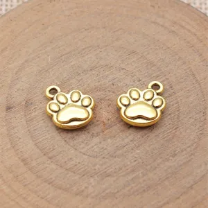 Goldfarbenes Pfotenabdruck Metall Anhänger Detail für DIY Schmuckherstellung und Zubehör.