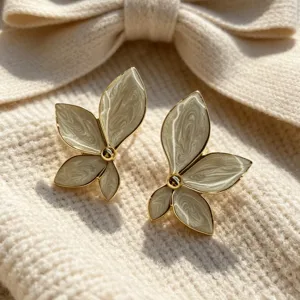 Eleganti orecchini a fiore con goccia d'olio bianca e bordo in metallo dorato, stile dolce per donne.