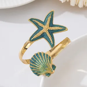 Blauwe druppel metaal zeeschelp open armband, elegante zomer strand sieraden detail.