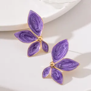 Eleganti orecchini a lobo con fiori in smalto viola e bordo dorato per donne dolci e chic.
