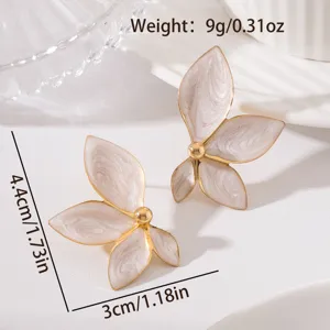 Squisite orecchini a fiore smaltato bianco 3D, elegante design metallico dorato dettaglio.