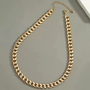 Detailansicht der stylischen, klobigen goldenen Kubaketten-Halskette mit klassischem Gliederkettendesign.