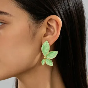 Eleganti orecchini a lobo foglia verde smalto donna, gioielli floreali metallo chic.