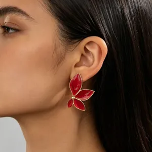Eleganti orecchini a lobo fiore smalto rosso con bordo dorato, gioielli floreali da donna.