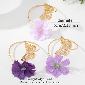 Detailansicht des Sommer Blumen Armbands mit hohlem Schmetterling, elegantes Metallschmuck.