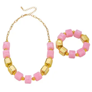 Set collana e bracciale con perline di cubo in acrilico rosa e oro estivo da spiaggia