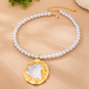 Collier de perles élégant avec pendentif doré irrégulier, bijou tendance pour femme.