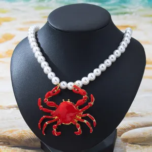 Magnifique collier de perles avec un pendentif crabe en émail rouge vif, style de plage élégant.