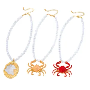 Colliers de perles chics avec pendentifs créatifs de crabe et de coquillage dorés et rouges.