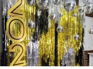 Tenda di frange in lamina lucida e sfere disco per decorazione di feste, compleanni e matrimoni.