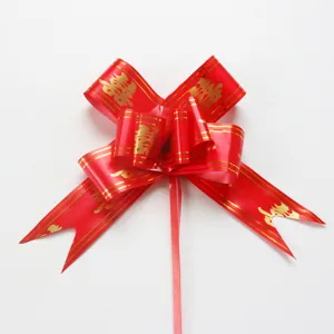 Grote rode trouwtreklint met gouden rand en dubbel geluk teken voor cadeau en autodecoratie.